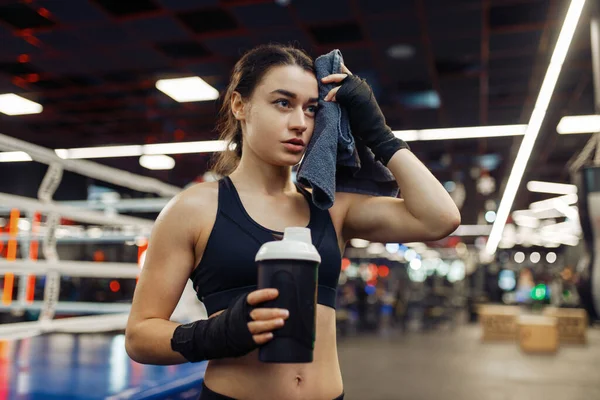 Yorgun Bir Kadın Boks Antrenmanından Sonra Terini Siliyor Spor Salonunda — Stok fotoğraf