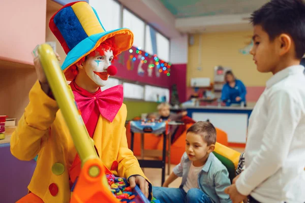 Grappige Clown Met Vrolijke Kinderen Spelen Het Alfabet Aan Boord — Stockfoto