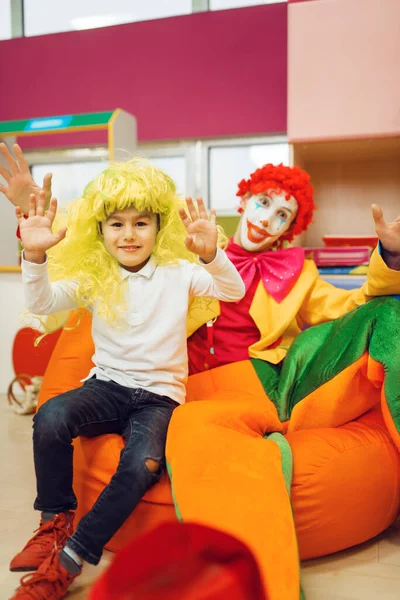 Buffo Clown Con Bambino All Asilo Compleanno Festeggiando Sala Giochi — Foto Stock