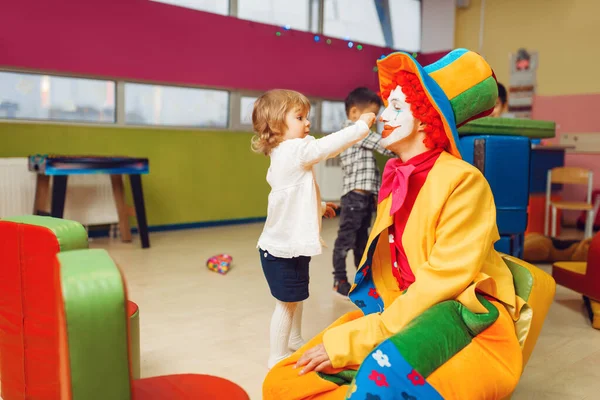 Grappige Clown Spelen Met Een Klein Meisje Kleuterschool Verjaardag Vieren — Stockfoto