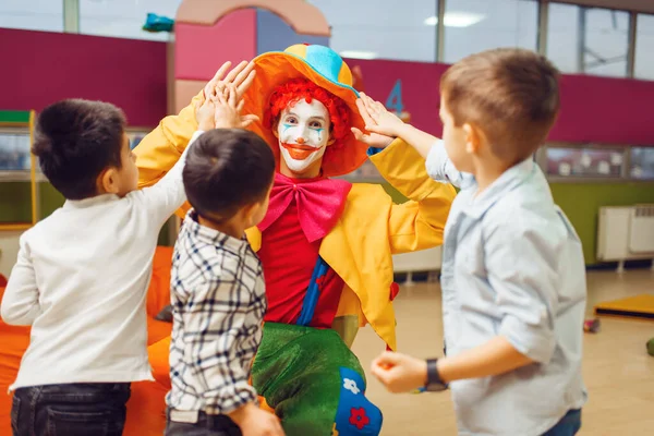 Забавный Клоун Развлекательное Шоу Маленькими Мальчиками Детском Саду Празднование Дня — стоковое фото