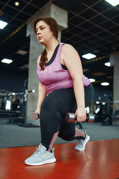 Надмірна Вага Жінки Виконує Вправи Гантелями Спортзалі Активні Тренування Ожиріння — стокове фото