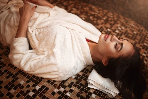 Kobieta Leżąca Gorącym Kamieniu Turecki Hamam Sauna Widok Boku Opieka — Zdjęcie stockowe