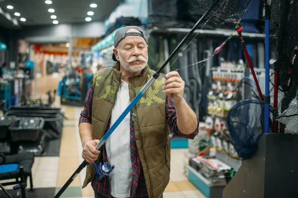Mannelijke Hengelaar Zet Lijn Het Oog Van Hengel Viswinkel Apparatuur — Stockfoto