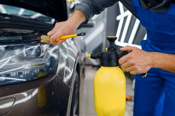 Hombre Trabajador Limpia Superficie Del Coche Con Aerosol Cepillo Preparación — Foto de Stock