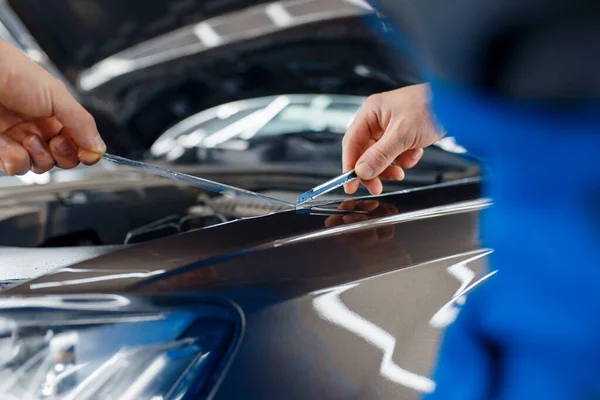 Male Worker Installs Transparent Protection Film Car Hood Installation Coating — Stock Photo, Image