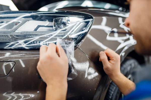 Hombre Trabajador Instala Película Protección Transparente Faro Del Coche Instalación —  Fotos de Stock