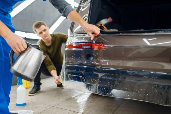 Los Especialistas Aplican Película Protección Del Coche Parachoques Trasero Instalación —  Fotos de Stock