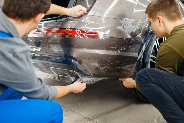 Zwei Arbeiter Kleben Autoschutzfolie Auf Die Hintere Stoßstange Installation Einer — Stockfoto