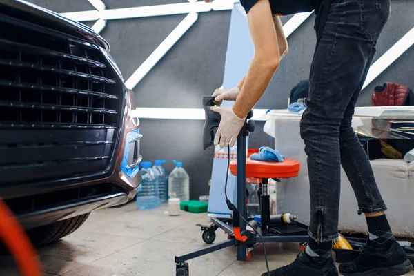 Hombre Trabajador Seca Película Protección Del Coche Utilizando Una Lámpara —  Fotos de Stock