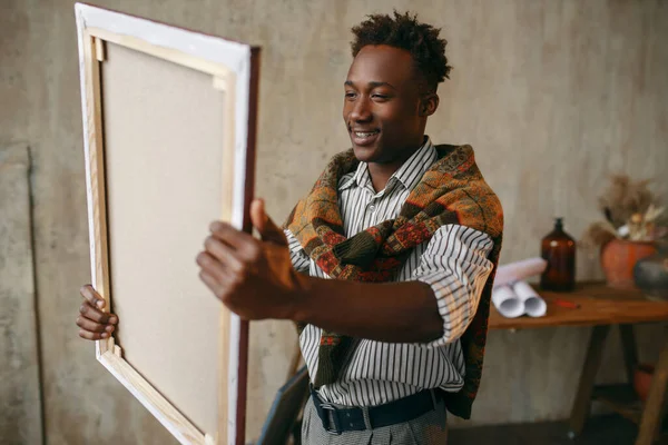 イーゼルの近くにキャンバスが立っている笑顔の画家 男性アーティストは彼の職場で ワークショップで創造的なマスター作品を描く — ストック写真