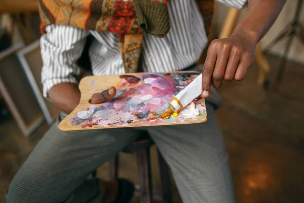 Mužský Malíř Připravuje Barevné Barvy Ateliéru Umění Umělec Kreslí Svém — Stock fotografie