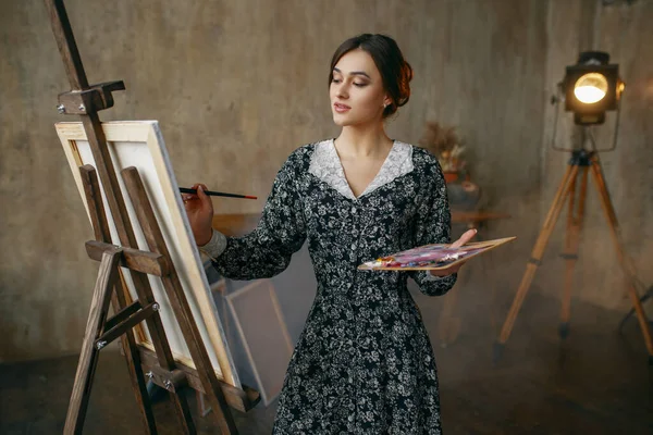 Female Painter Brush Palette Draws Art Studio Artist Her Workplace — Stock Photo, Image