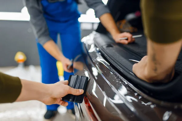 Zwei Arbeiter Glätten Autoschutzfolie Der Hinteren Stoßstange Installation Einer Beschichtung — Stockfoto