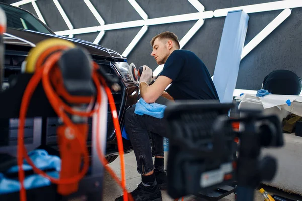 Trabajador Masculino Pule Los Faros Usando Máquina Pulir Detallando Del —  Fotos de Stock