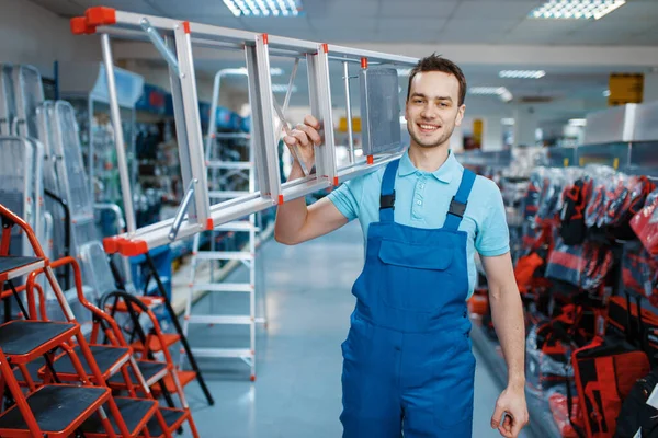 Mannelijke Werknemer Uniform Houdt Nieuwe Aluminium Trapladders Gereedschapswinkel Afdeling Met — Stockfoto