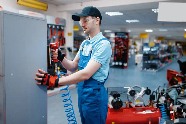 Trabalhador Masculino Nailer Pneumático Teste Uniforme Loja Ferramentas Escolha Equipamentos — Fotografia de Stock