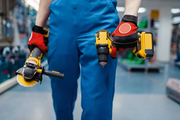 Mannelijke Werknemer Houdt Batterij Aangedreven Schroevendraaier Haakse Slijper Gereedschapswinkel Keuze — Stockfoto