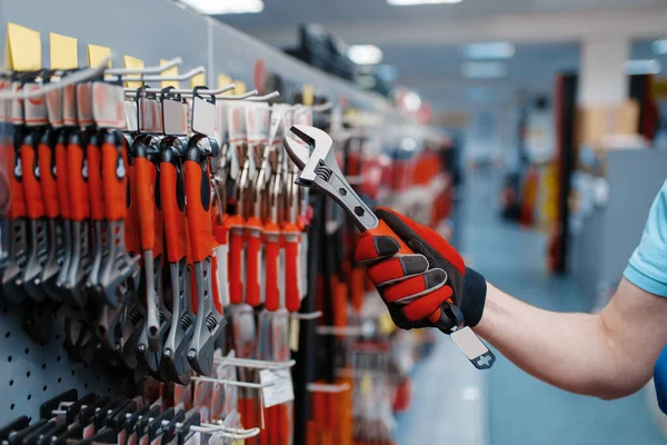 Männliche Arbeiter Uniform Wählen Gerätehaus Einen Verstellbaren Schraubenschlüssel Auswahl Professionellen — Stockfoto