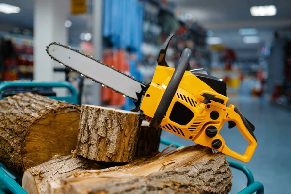 Chainsaw Wooden Stump Showcase Power Tool Store Closeup Nobody Choice — Stock Photo, Image