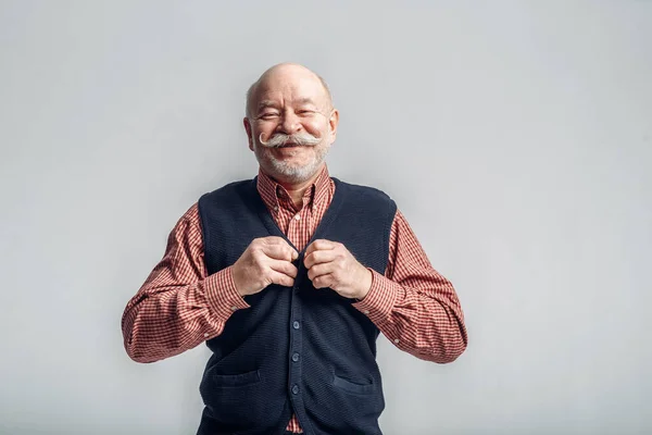 Lächelnder Älterer Mann Mit Schnurrbart Zieht Eine Jacke Grauer Hintergrund — Stockfoto