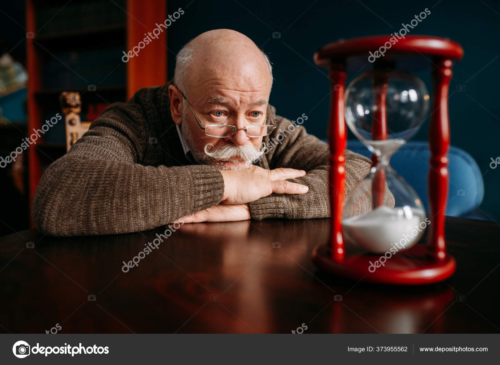 Серьезный Пожилой Человек Смотрящий Песочные Часы Домашнем Офисе.