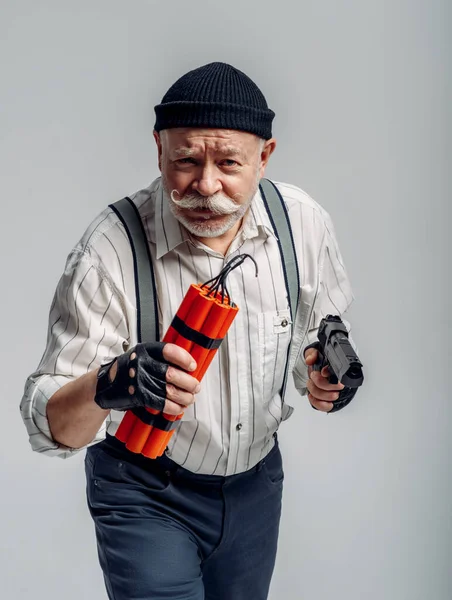 Älterer Räuber Posiert Mit Dynamit Und Pistole Auf Grauem Hintergrund — Stockfoto