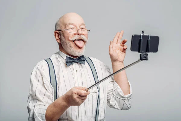 Gelukkige Oudere Man Maakt Selfie Aan Telefoon Grijze Achtergrond Volwassen — Stockfoto