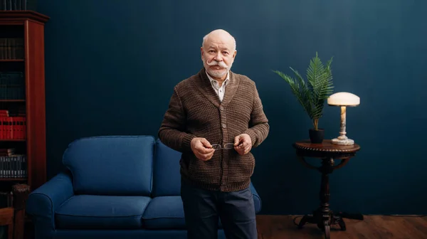 Representativ Äldre Man Poserar Hemmakontoret Bearded Mogen Senior Vardagsrummet Äldre — Stockfoto