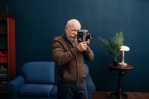 Пожилой Человек Позирует Старой Кинокамерой Домашнем Офисе Бородатый Пожилой Человек — стоковое фото