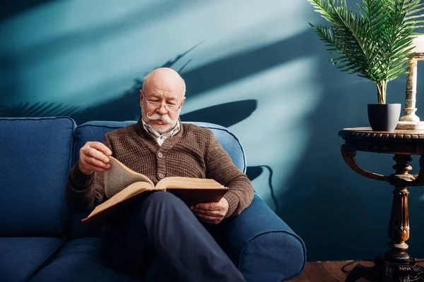 Homme Âgé Joyeux Dans Des Lunettes Lecture Livre Sur Canapé — Photo