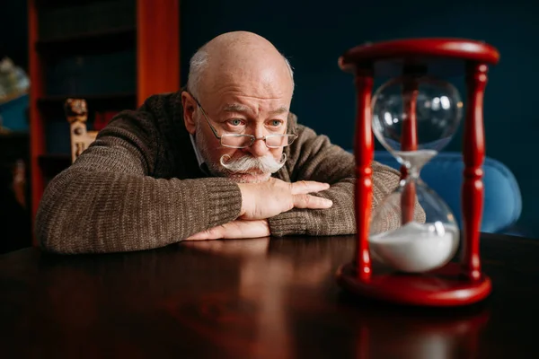 Ernstige Oudere Man Zoek Naar Zandglas Het Kantoor Thuis Tijd — Stockfoto