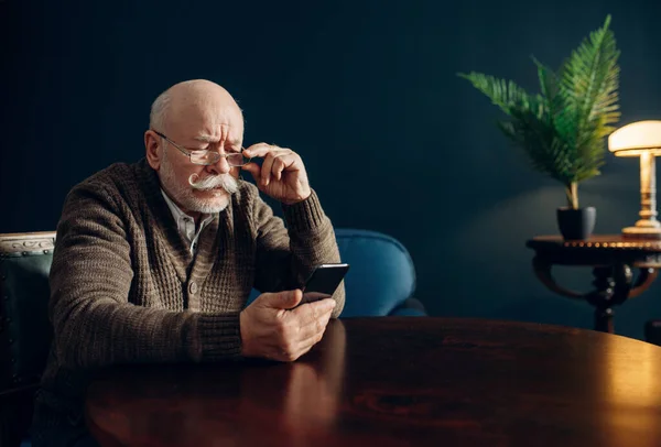 Äldre Man Använder Mobiltelefon Hemmakontoret Skäggig Mogen Senior Med Smartphone — Stockfoto