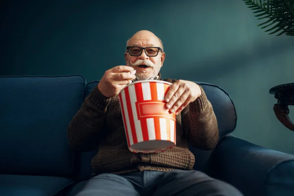 Пожилой Человек Попкорном Смотрит Телевизор Диване Домашнем Офисе Бородатые Зрелые — стоковое фото