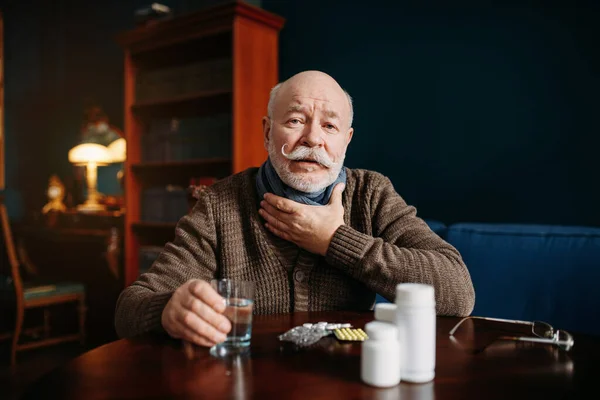 Homme Âgé Prend Des Pilules Bureau Domicile Maladies Liées Âge — Photo