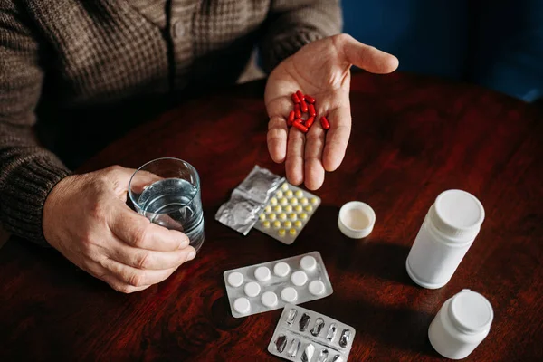 Uomo Anziano Mano Con Pillole Home Office Sfondo Malattie Legate — Foto Stock