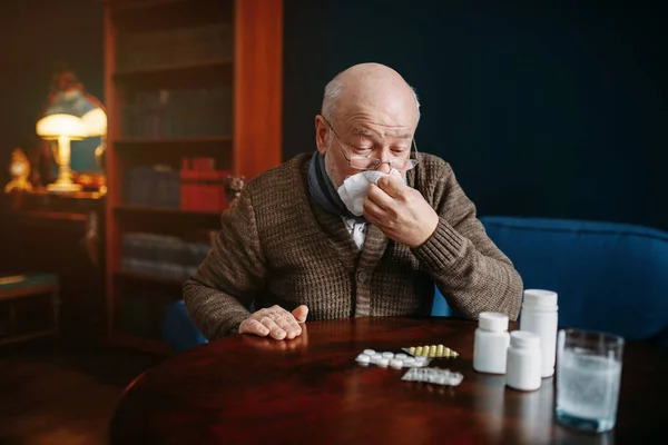 生病的老人在家里办公室的手帕里打喷嚏 与年龄有关的疾病 老先生病了 在家里接受治疗 — 图库照片