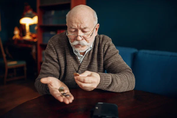 Gießens Älterer Herr Hält Ein Paar Münzen Der Hand — Stockfoto