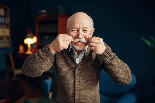 Vrolijke Oudere Man Toont Zijn Snor Het Thuiskantoor Bebaarde Volwassen — Stockfoto