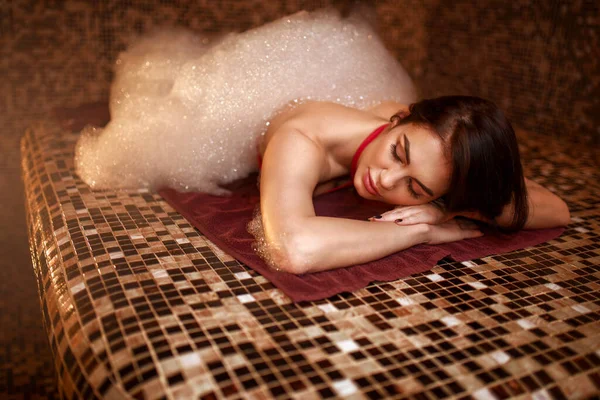 Femme Mousse Couchée Sur Une Pierre Chaude Bain Turc Hammam — Photo