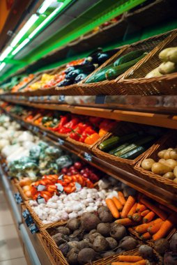 Markette taze meyve ve sebzeli gösteri, hiç kimse. Markette organik gıda seçimi, raflarda süpermarket çeşitliliği