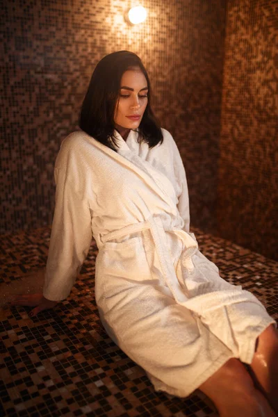 Donna Seduta Una Pietra Calda Nel Bagno Turco Hammam Sauna — Foto Stock