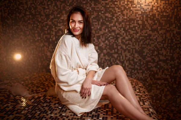 Mulher Sentada Uma Pedra Quente Banho Turco Hamam Sauna Cuidados — Fotografia de Stock