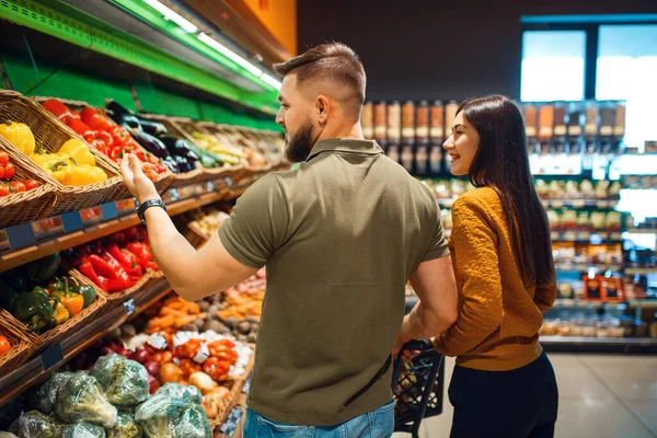 Casal Com Cesta Supermercado Juntos Homem Mulher Comprando Frutas Legumes — Fotografia de Stock