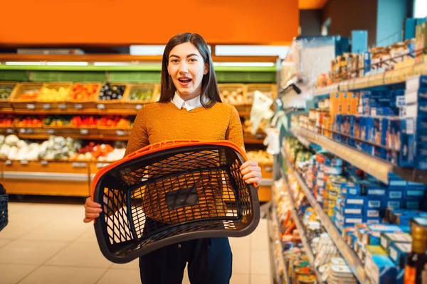 Mujer Atractiva Con Cesta Vacía Tienda Comestibles Persona Femenina Comprando — Foto de Stock