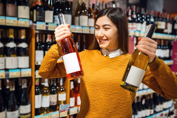 Mulher Com Duas Garrafas Álcool Supermercado Pessoa Masculina Comprando Bebidas — Fotografia de Stock