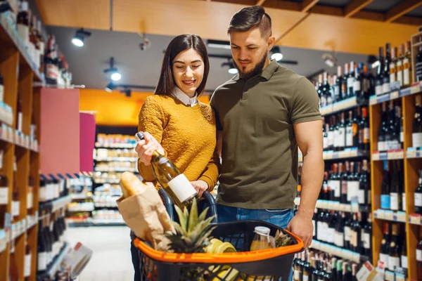 Aantrekkelijk Koppel Dat Wijn Kiest Supermarkt Man Vrouw Met Kar — Stockfoto