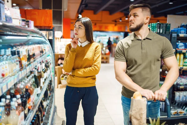 Pareja Familiar Escaparate Alcohol Tienda Comestibles Hombre Mujer Con Carro — Foto de Stock