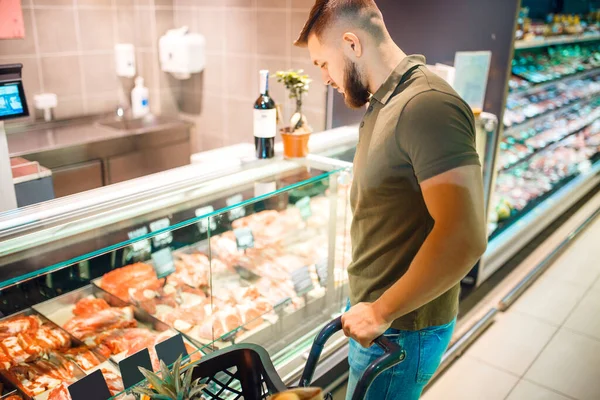 Hombre Eligiendo Carne Fresca Refrigerada Tienda Comestibles Hombre Que Compra — Foto de Stock