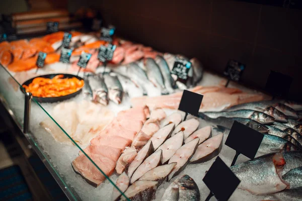 Showcase Fresh Chilled Fish Grocery Store Nobody Seafood Choice Market — Stock Photo, Image